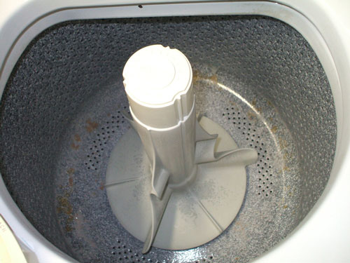 nồng máy giặt bị bám bẩn do nước nhiễm canxi đá vôi